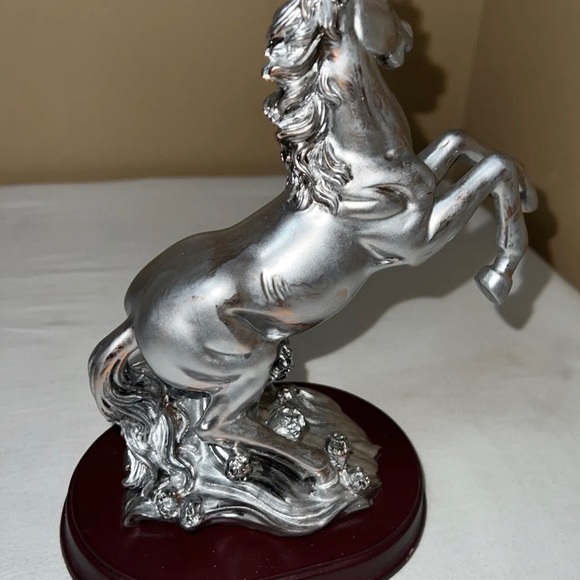 Beautiful Running Hours Statue Home Devore - Picture 6 of 11